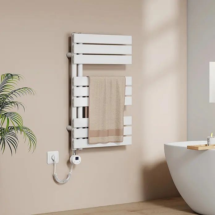 Emke Elektro-Badheizkörper Flatrad ESFTR -  - Weißer elektrischer Handtuchwärmer mit beigem Handtuch, an der Wand in einem modernen Badezimmer montiert. Mit digitaler Steuerung.