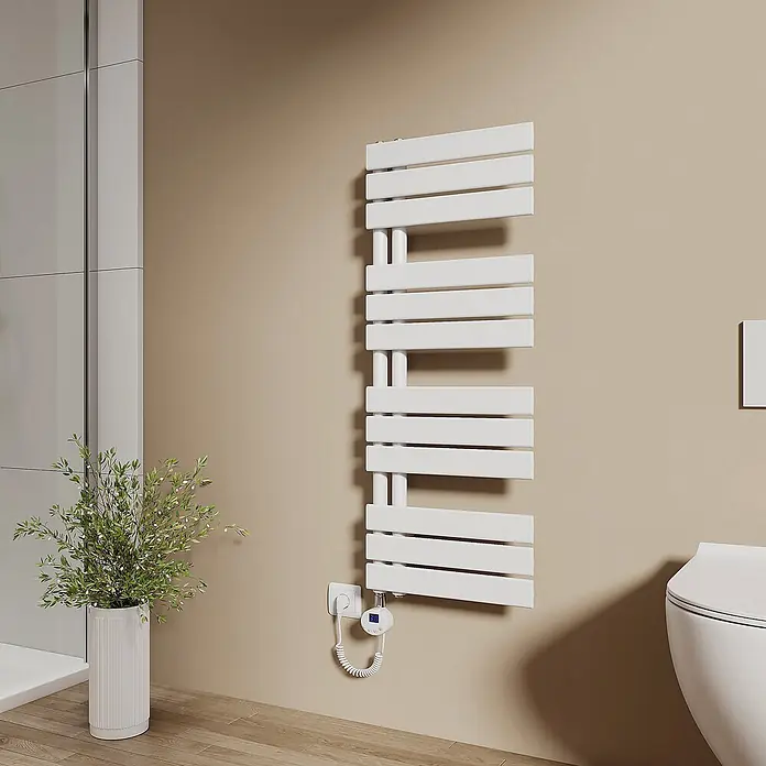 Emke Elektro-Badheizkörper Flatrad ESFTR -  - Weißer, flacher elektrischer Handtuchwärmer mit Digitalthermostat im Badezimmer montiert.
