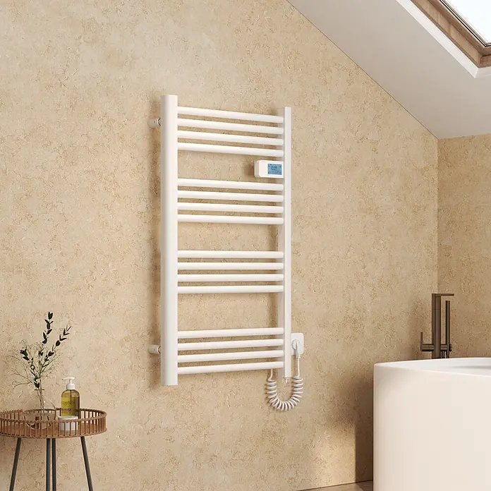 Emke Elektro-Badheizkörper Orbrad PTRC4 - B x H: 54 x 96 cm - Weißer elektrischer Handtuchwärmer an einer beigen Badwand, mit Digitalanzeige und gewendeltem Stromkabel.