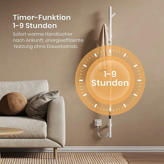 Emke Elektro-Badheizkörper Orbrad PHR -  - Weißer Handtuchwärmer mit Timer (1-9 Stunden), mit einem Handtuch behängt, neben einem Sofa. Für energieeffizient warme Handtücher.