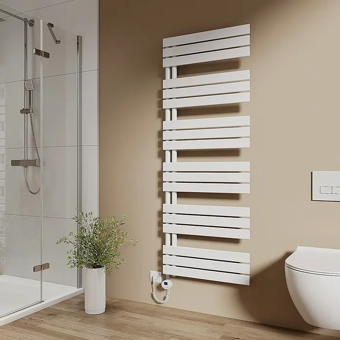 Emke Elektro-Badheizkörper Flatrad ESFTR -  - Weißer elektrischer Handtuchwärmer mit flachen horizontalen Stangen in einem modernen Badezimmer.