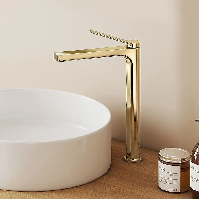 Emke Waschtischarmatur Arcspout XF21 - Gold, Glänzend - Moderner, hoher, goldfarbener Einhebel-Waschtischmischer mit eckigem Auslauf, neben einem weißen runden Waschbecken auf Holzplatte.