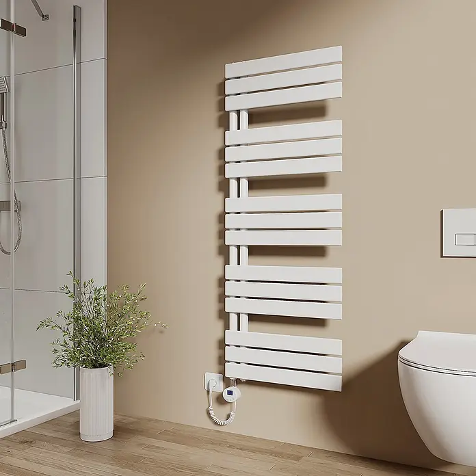Emke Elektro-Badheizkörper Flatrad ESFTR -  - Weißer elektrischer Handtuchheizkörper mit digitalem Thermostat, an einer Wand in einem modernen Badezimmer montiert.