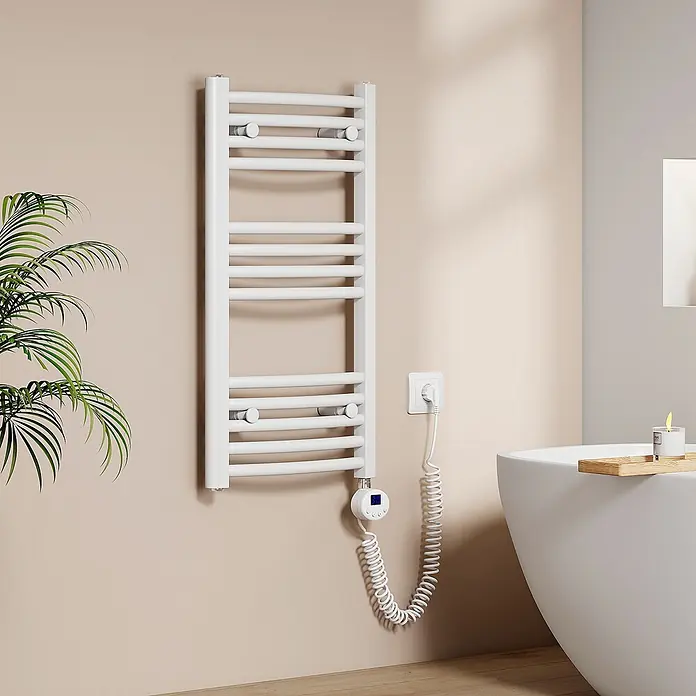 Emke Elektro-Badheizkörper ArcWarm PCTR -  - Weißer elektrischer Handtuchwärmer mit digitalem Thermostat, in einem modernen Badezimmer über einer Badewanne installiert.