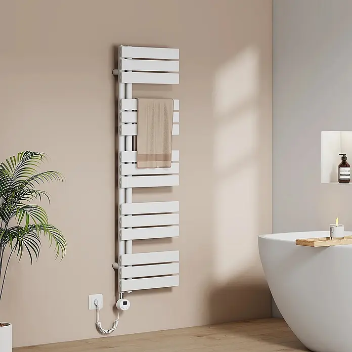 Emke Elektro-Badheizkörper Flatrad ESFTR -  - Weißer elektrischer Handtuchwärmer mit beigem Handtuch, in einem modernen Bad an eine Steckdose mit Thermostat angeschlossen.
