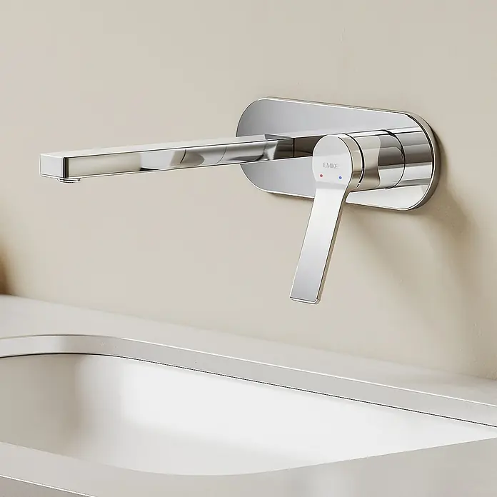 Emke Waschtischarmatur Arcspout XF22 - Chrom, Glänzend - Polierte Chrom-Wandarmatur mit rechteckigem Auslauf und Einhebelgriff über einem weißen Waschbecken.