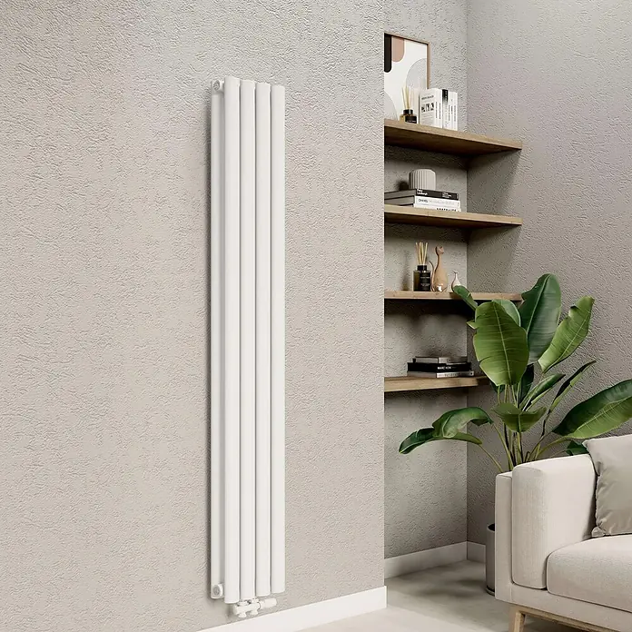 Emke Designheizkörper OR - Weiß - Ein hoher, weißer vertikaler Heizkörper an einer strukturierten grauen Wand in einem Wohnraum.