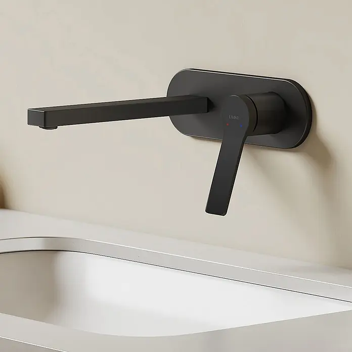 Emke Waschtischarmatur Arcspout XF22 - Schwarz, Matt - Mattschwarze Wandarmatur mit flachem Auslauf und Einhebelgriff, über einem weißen Waschbecken installiert.