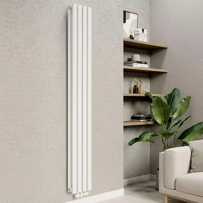 Emke Designheizkörper OR - Weiß - Weißer vertikaler Heizkörper, an einer strukturierten Wand in einem modernen Wohnzimmer installiert. Sein schlankes Design spart Platz.