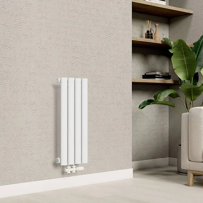 Emke Designheizkörper OR - Weiß - Weißer vertikaler Heizkörper an einer strukturierten Wand in einem modernen Raum, der Wärme spendet.