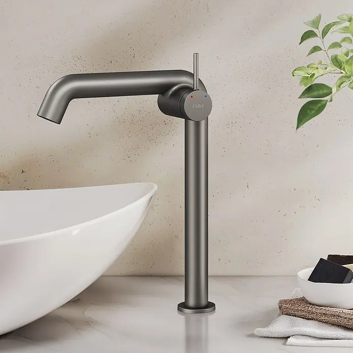 Emke Waschtischarmatur Flowcurv XF24 - Grau, Matt - Matter dunkelgrauer EMKE Badarmatur, hoch, Einhebelmischer, neben einem weißen Aufsatzwaschbecken.