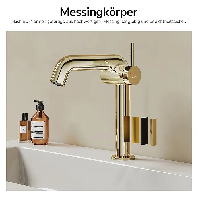 Emke Waschtischarmatur Flowcurv XF24 - Gold, Glänzend - Eine goldene Messingarmatur von EMKE auf einem weißen Waschbecken. Daneben sind drei Farbmuster (Gold, Schwarz) abgebildet, die die verfügbaren Oberflächenoptionen zeigen.
