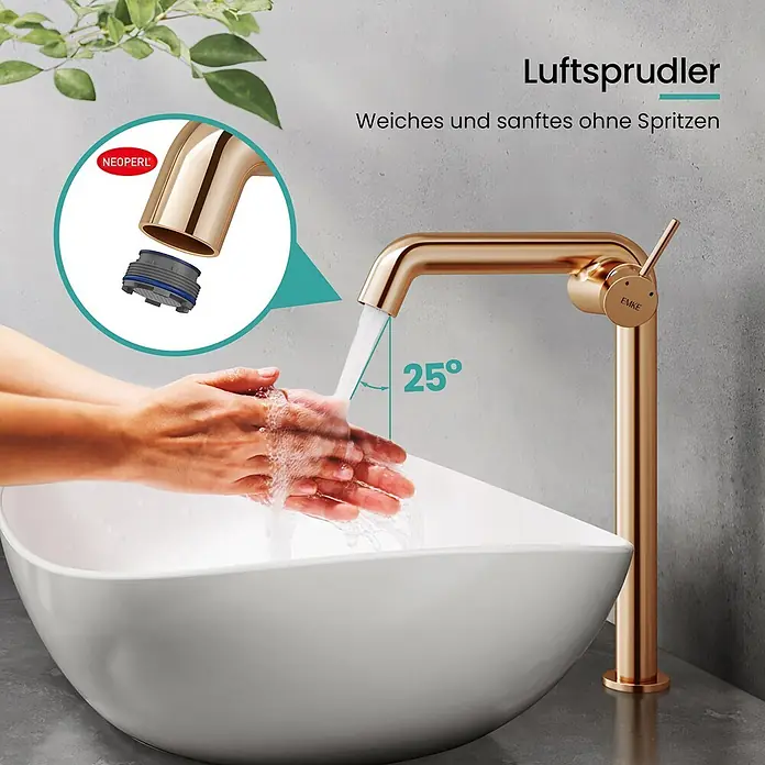 Emke Waschtischarmatur Flowcurv XF24 - Roségold, Glänzend - Goldener Wasserhahn mit belüftetem Wasser in weißem Waschbecken, Nahaufnahme zeigt NEOPERL Perlator. Hände werden unter sanftem Strahl gewaschen.