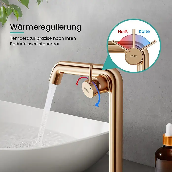 Emke Waschtischarmatur Flowcurv XF24 - Roségold, Glänzend - Goldfarbene Armatur mit Heiß/Kalt-Temperaturregelung, Wasser in ein weißes Waschbecken gießend.