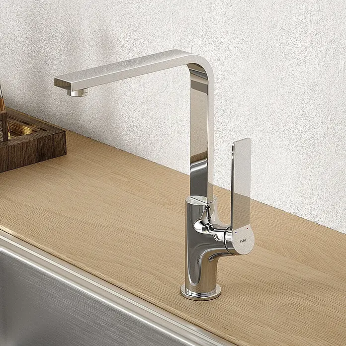 Emke Waschtischarmatur Arcspout XF26 - Chrom - Moderner Chrom-Küchenhahn mit eckigem Auslauf und Hebelgriff, auf Holzarbeitsplatte neben Edelstahlspüle.