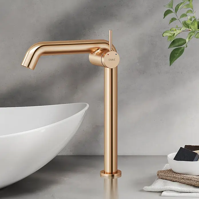 Emke Waschtischarmatur Flowcurv XF24 - Roségold, Glänzend - Hoher Waschtischarmatur in Roségold mit Einhebelmischer, kombiniert mit einem weißen Aufsatzwaschbecken.