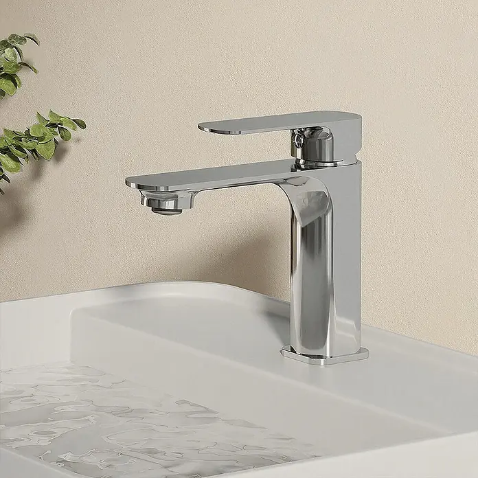 Emke Waschtischarmatur Slimtrim XF23 - Chrom, Glänzend - Verchromte Einhebel-Waschtischarmatur auf einem weißen Waschbecken mit Wasser.