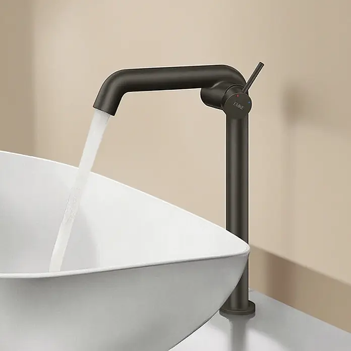 Emke Waschtischarmatur Flowcurv XF24 - Schwarz, Matt - Hoher, dunkelbronzener Badhahn mit Hebelgriff, der Wasser in ein weißes Waschbecken füllt.