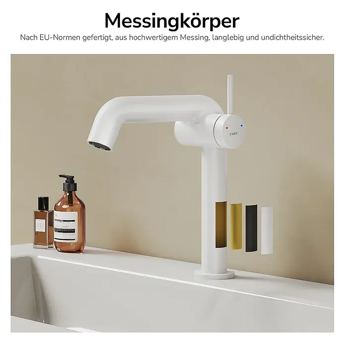 Emke Waschtischarmatur Flowcurv XF24 - Weiß, Matt - Weiße Armatur mit Messingkern auf einem Waschbecken.