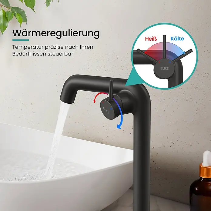 Emke Waschtischarmatur Flowcurv XF24 - Schwarz, Matt - Schwarze matte Waschtischarmatur mit Seitenhebel zur Temperaturregelung (Heiß/Kalt), demonstriert durch Pfeile, die Wasser in ein weißes Waschbecken leitet.