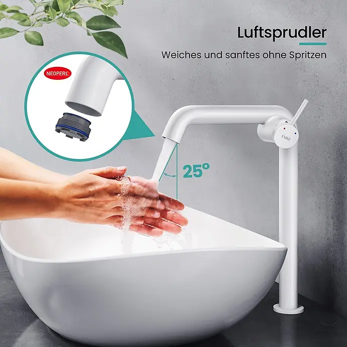 Emke Waschtischarmatur Flowcurv XF24 - Weiß, Matt - Weißer Wasserhahn mit Neoperl-Luftsprudler, der weiches, spritzfreies Wasser in ein weißes Waschbecken abgibt, während Hände gewaschen werden.