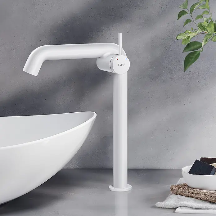Emke Waschtischarmatur Flowcurv XF24 - Weiß, Matt - Hoher weißer moderner Badarmatur und Aufsatzwaschbecken in minimalistischer Umgebung.