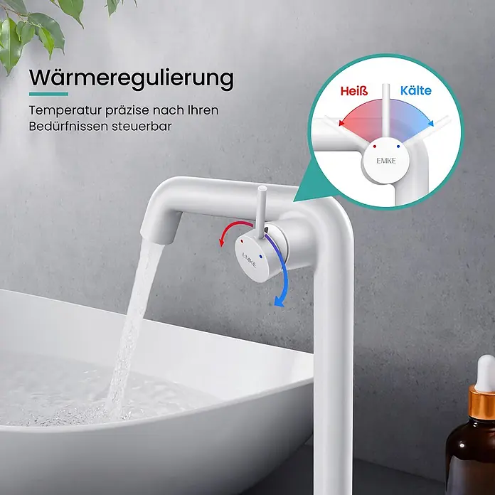 Emke Waschtischarmatur Flowcurv XF24 - Weiß, Matt - Weißer Einhebelmischer mit klarer Warm- und Kaltwasserregelung, der Wasser in ein Becken gießt.