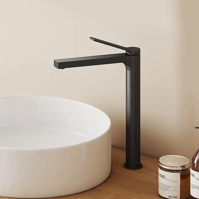 Emke Waschtischarmatur Arcspout XF21 - Schwarz, Matt - Mattschwarze moderne Armatur neben einem weißen Aufsatzwaschbecken auf einer Holzplatte.