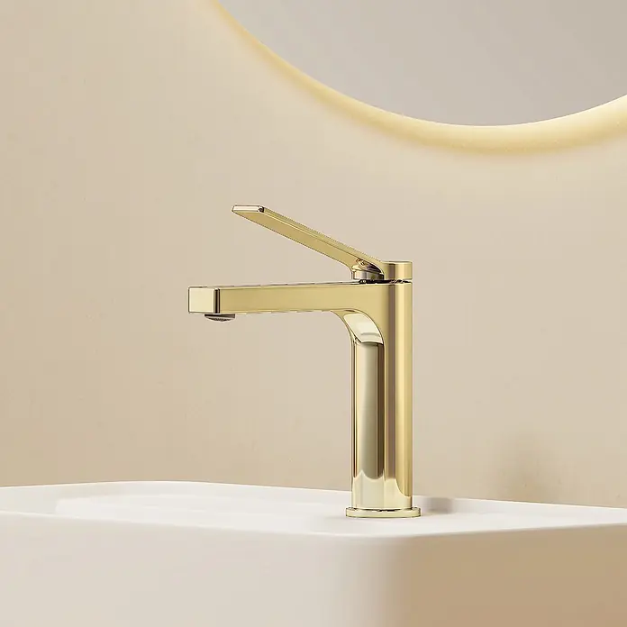 Emke Waschtischarmatur Arcspout XF21 - Gold, Glänzend - Eine elegante goldfarbene Einhebelarmatur auf einem weißen Waschbecken.