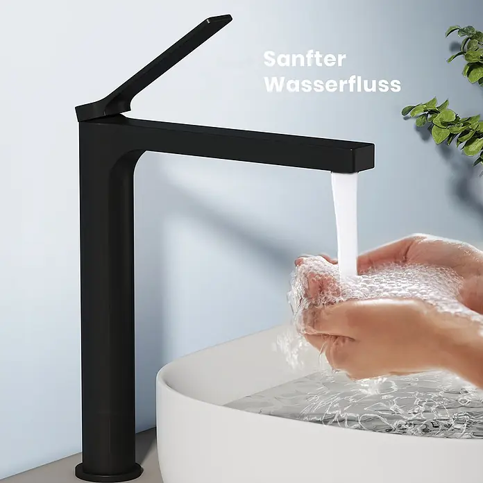 Emke Waschtischarmatur Arcspout XF21 - Schwarz, Matt - Schwarze Badarmatur mit Wasser, das in ein Waschbecken fließt, in dem Hände gewaschen werden.