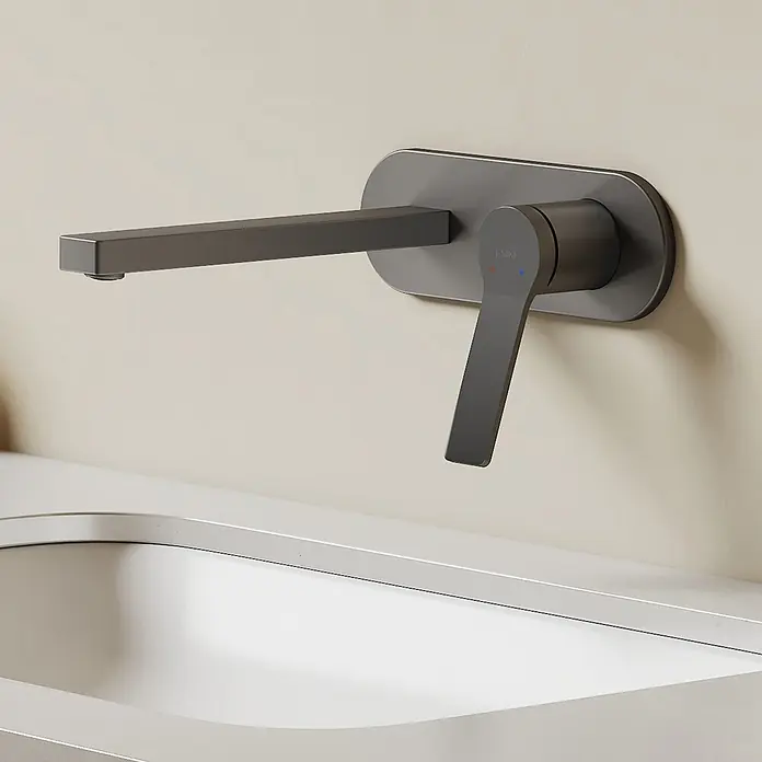 Emke Waschtischarmatur Arcspout XF22 - Grau, Matt - Dunkelgraue Wandarmatur mit rechteckigem Auslauf und Einhebelmischer über einem weißen Waschbecken.