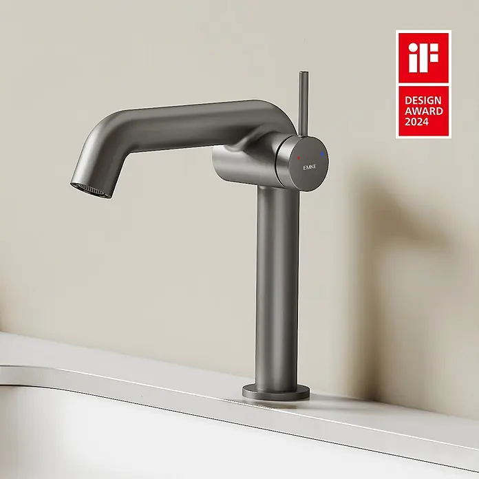 Emke Waschtischarmatur Flowcurv XF24 - Grau, Matt - Moderne dunkelgraue Einhebelarmatur mit roten und blauen Temperaturanzeigen und EMKE-Branding. Ausgezeichnet mit dem iF Design Award 2024.