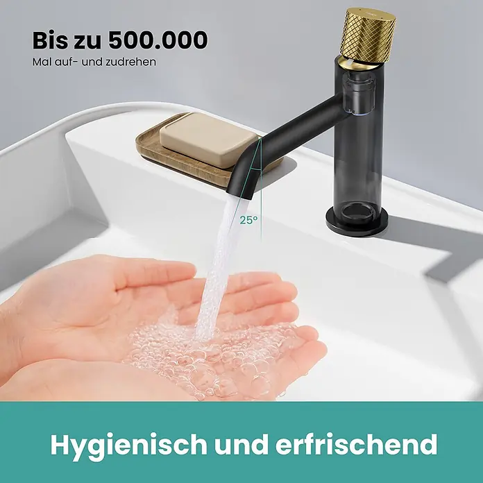 Emke Waschtischarmatur Griprill XF29 - Schwarz, Matt - Schwarz-goldener Wasserhahn, der Wasser in ein weißes Waschbecken abgibt, mit Händen darunter. Betont Langlebigkeit und Hygiene.
