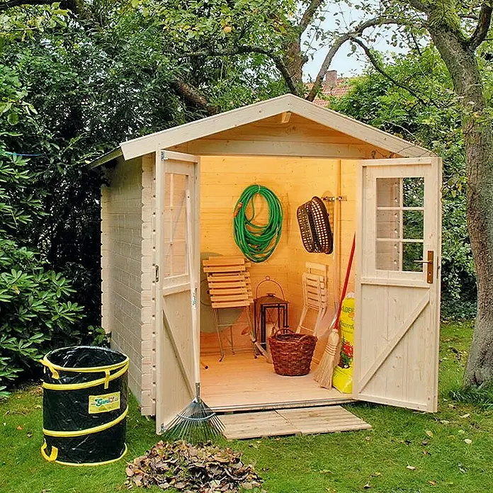 Kiehnholz Gartenhaus Mikka - Außenmaß inkl. Dachüberstand (B x T): 228 x 233 cm, Holz, Natur, Satteldach - Geräumiges Gartenhaus aus Holz mit offenstehenden Türen und diversen Gartengeräten im Innenraum.
