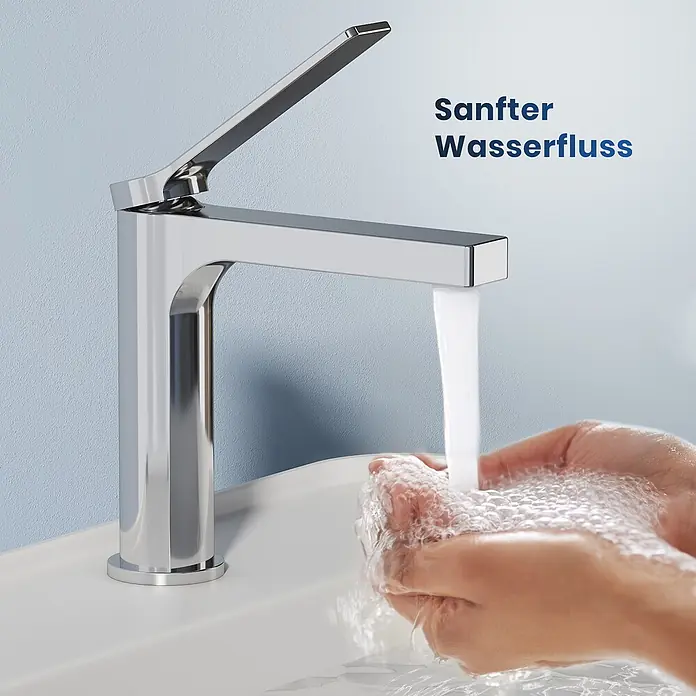 Emke Waschtischarmatur Arcspout XF21 - Chrom, Glänzend - Moderner Chrom-Wasserhahn mit sanftem Wasserfluss in Hände, die in einem Waschbecken waschen.