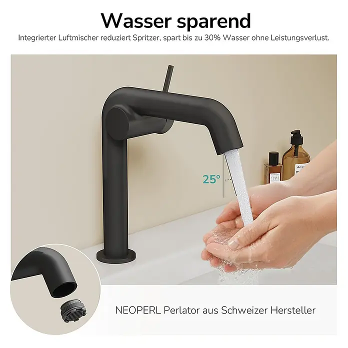 Emke Waschtischarmatur Flowcurv XF24 - Schwarz, Matt - Mattschwarze Badarmatur im Waschbecken, Wasser läuft in die Hände. Detailaufnahme des herausnehmbaren Luftmischers zeigt Wassersparfunktion.