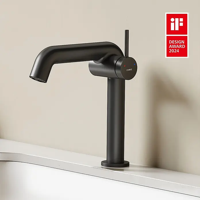 Emke Waschtischarmatur Flowcurv XF24 - Schwarz, Matt - Moderne mattschwarze Armatur auf weißem Waschbecken, mit iF Design Award 2024 Auszeichnung.