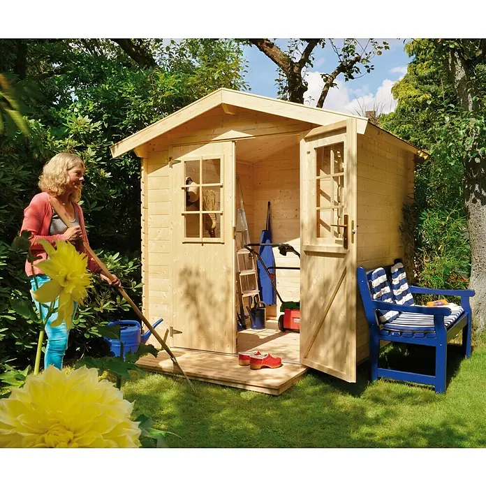 Kiehnholz Gartenhaus Mikka - Außenmaß inkl. Dachüberstand (B x T): 228 x 233 cm, Holz, Natur, Satteldach - Ein geräumiges Gartenhaus aus Holz mit offenen Türen, umgeben von üppigem Grün, ideal für die Gartenarbeit und Entspannung.