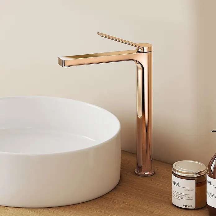 Emke Waschtischarmatur Arcspout XF21 - Roségold, Glänzend - Elegante roségoldene Badarmatur mit Einhebelmischer neben einem weißen Waschbecken auf Holz.