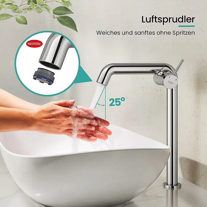 Emke Waschtischarmatur Flowcurv XF24 - Chrom, Glänzend - Chromarmatur mit weichem Wasser in weißem Waschbecken, Hände waschen sich. Einsatz zeigt NEOPERL Luftsprudler und 25°-Wasserstrahl.