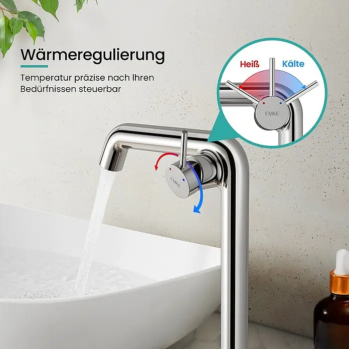 Emke Waschtischarmatur Flowcurv XF24 - Chrom, Glänzend - Verchromte Küchenarmatur mit Temperaturregelung (rot heiß, blau kalt) und Wasserfluss in ein weißes Waschbecken.