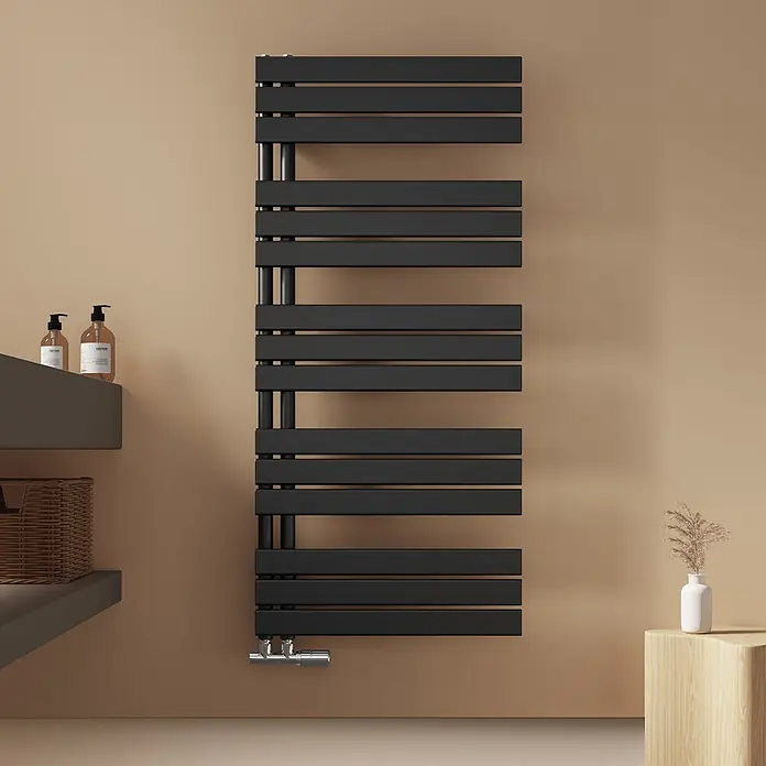 Emke Badheizkörper Flatrad SFTR1 - Schwarz - Matter schwarzer Flachheizkörper im modernen Badezimmer an beiger Wand montiert.