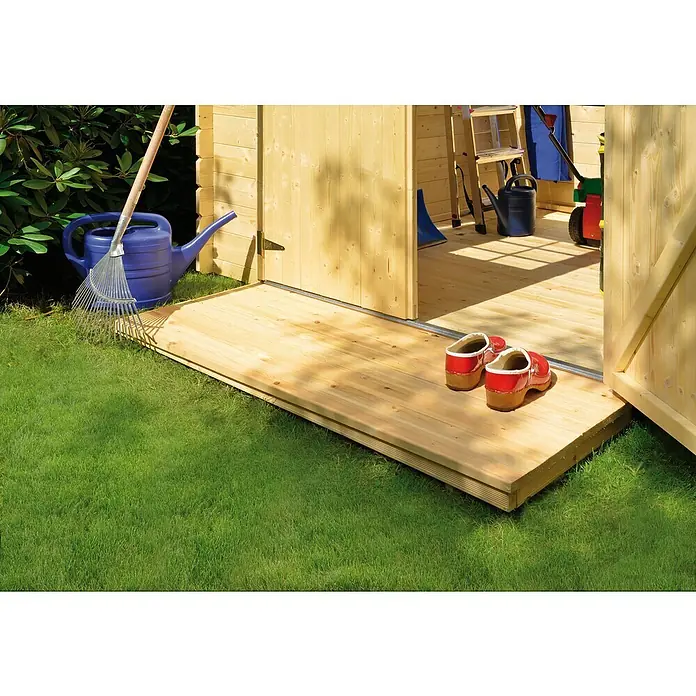 Kiehnholz Caseta de jardín Mikka - Medidas ext. (An x Pr): 228 x 233 cm, Madera, Natural, Tejado a dos aguas - Terraza de madera clara frente a una caseta de jardín con zuecos rojos, regadera y rastrillo.