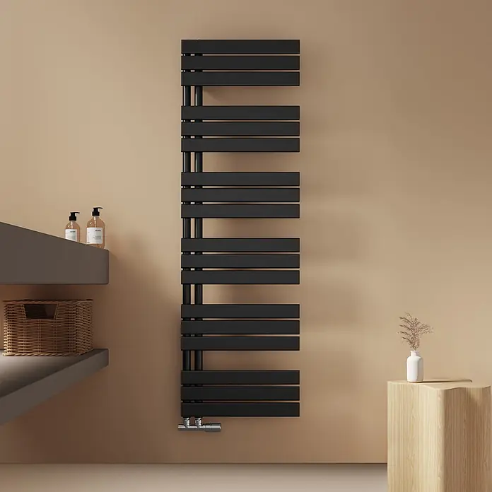 Emke Badheizkörper Flatrad SFTR1 - Schwarz - Schwarzer, moderner Handtuchwärmer mit horizontalen Flachstangen.