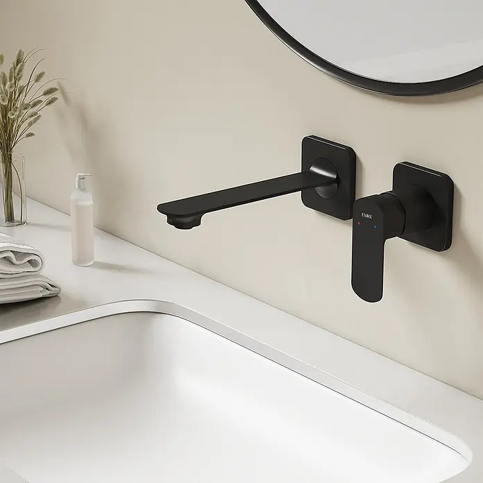 Emke Waschtischarmatur Slimtrim XF28 - Schwarz, Matt - Mattschwarze Wandarmatur mit Einhebelmischer über einem weißen Waschbecken in einem modernen Badezimmer.