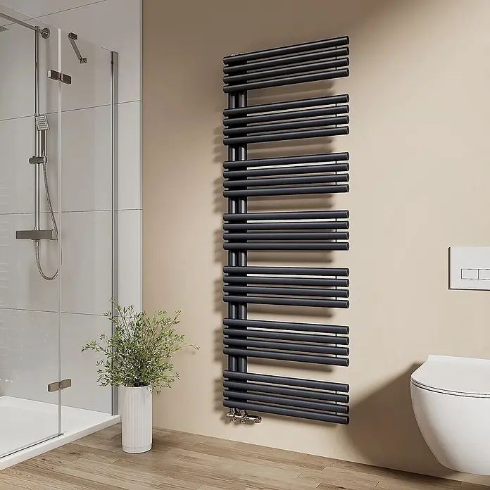 Emke Badheizkörper Orbrad SFTR5 - Anthrazit - Mattschwarzer Handtuchheizkörper mit horizontalen Stangen an einer Wand in einem modernen Badezimmer, ideal zum Heizen und Trocknen von Handtüchern.