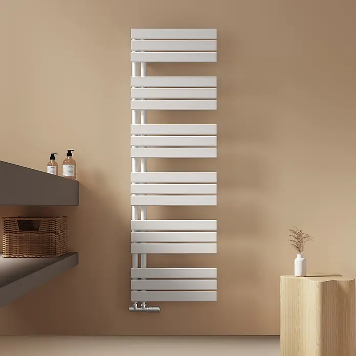 Emke Badheizkörper Flatrad SFTR1 - Weiß - Weißer Handtuchheizkörper mit flachen Horizontalstangen, an einer beigen Wand in einem modernen Badezimmer.