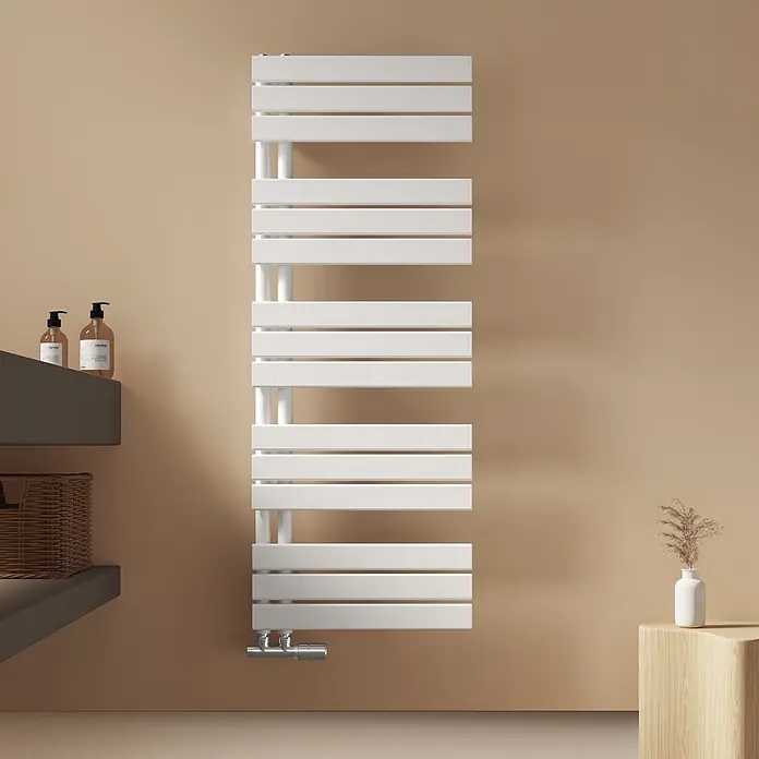 Emke Badheizkörper Flatrad SFTR1 - Weiß - Weißer moderner Handtuchheizkörper mit flachen horizontalen Stangen, vertikal an einer hellbraunen Wand im Bad montiert.