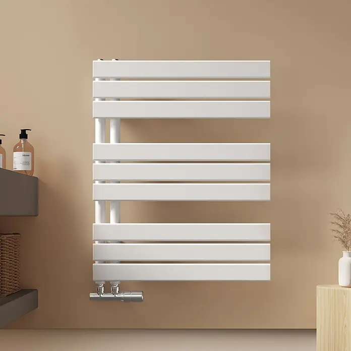Emke Badheizkörper Flatrad SFTR1 - Weiß - Weißer Flachheizkörper/Handtuchwärmer an der Wand, mit Chromanschlüssen unten, in einem modernen Badezimmer.