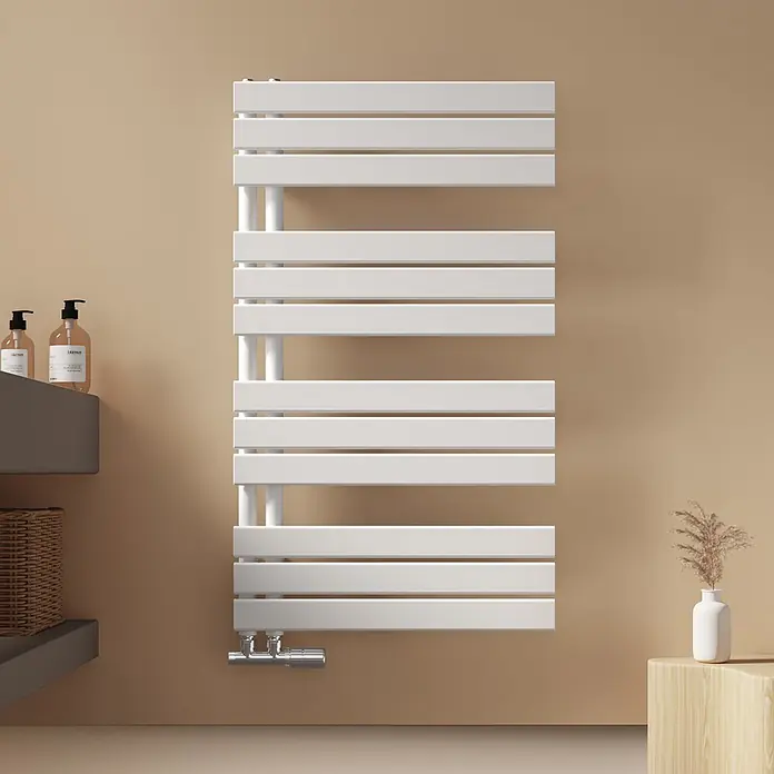 Emke Badheizkörper Flatrad SFTR1 - Weiß - Weißer Flachheizkörper für Handtücher an beigefarbener Wand in modernem Badezimmer.